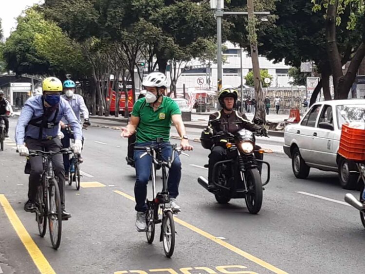 En el Día Mundial de la Bicicleta, legisladores ruedan en Ciudad de México