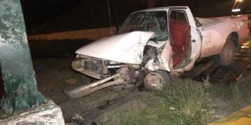 Repartidor de tortillas queda prensado en camioneta