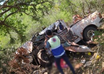 Tres muertos y tres lesionados en volcadura