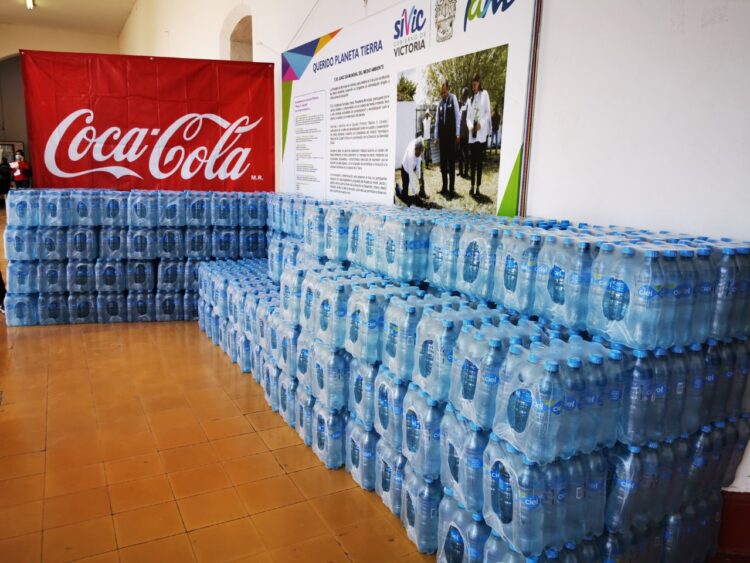 Donan 3,600 botellas de agua al Ayuntamiento de Victoria