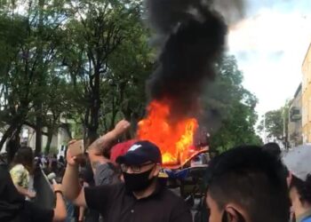 Queman patrullas y vandalizan Palacio de Jalisco por muerte de Giovanni López