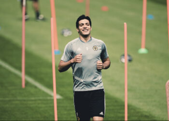 Wolves estaría dispuesto a bajar el precio de Raúl Jiménez ante crisis financiera