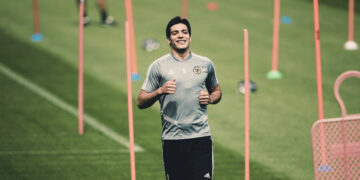 Wolves estaría dispuesto a bajar el precio de Raúl Jiménez ante crisis financiera