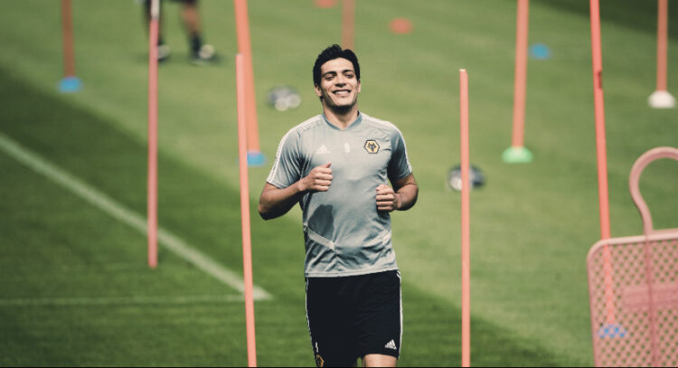 Wolves estaría dispuesto a bajar el precio de Raúl Jiménez ante crisis financiera