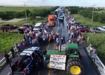 Campesinos cierran carreteras, demandan fijar precio de sorgo y apoyos de Federación