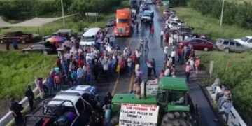 Campesinos cierran carreteras, demandan fijar precio de sorgo y apoyos de Federación