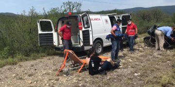 Insecto ocasiona que pareja caiga de motocicleta