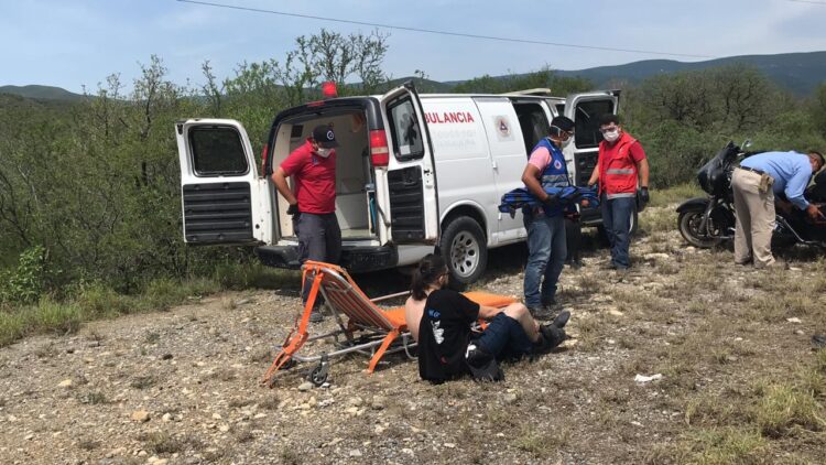 Insecto ocasiona que pareja caiga de motocicleta