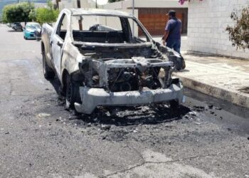 Se incendia camioneta de la CFE