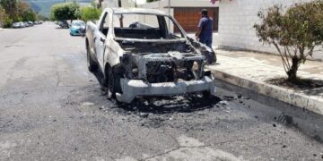 Se incendia camioneta de la CFE