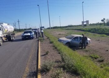 Auto cae a camellón del Libramiento Naciones Unidas