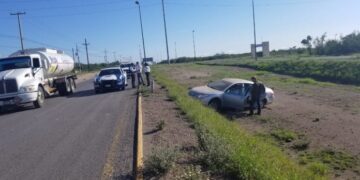 Auto cae a camellón del Libramiento Naciones Unidas