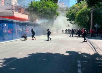 Encapuchados vandalizan Paseo de la Reforma