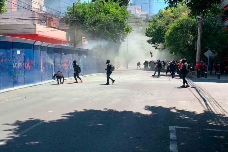 Encapuchados vandalizan Paseo de la Reforma