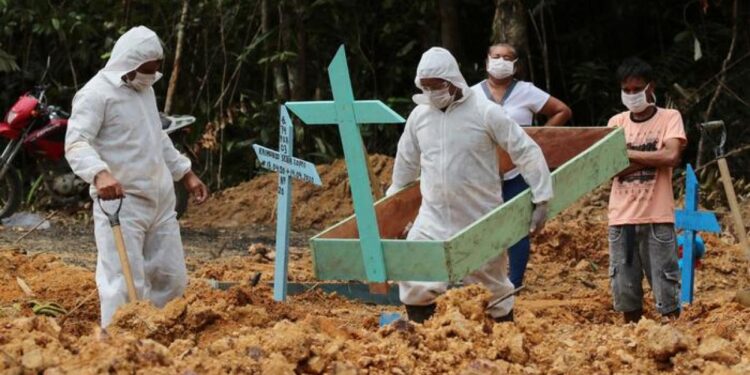 Por cuarto día hay más de mil muertos en Brasil