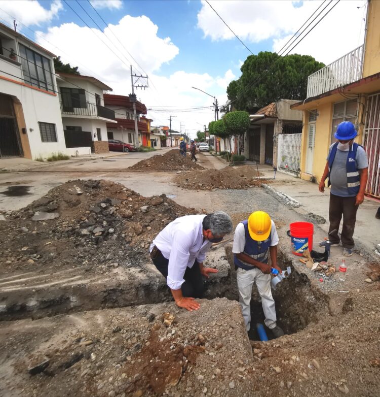Avanza instalación de tubería nueva en Zona Centro de Victoria.