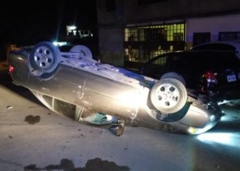 Chofer vuelca su auto y se da a la fuga