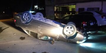 Chofer vuelca su auto y se da a la fuga