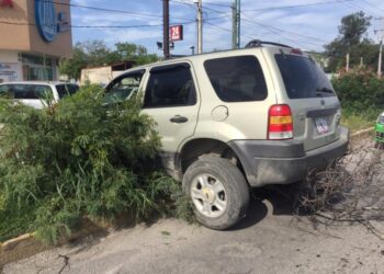 Camioneta sale de Farmacia y choca con auto