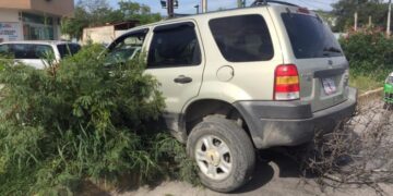 Camioneta sale de Farmacia y choca con auto