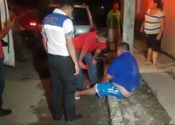 Empleado cae de motocicleta y se lesiona