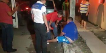 Empleado cae de motocicleta y se lesiona