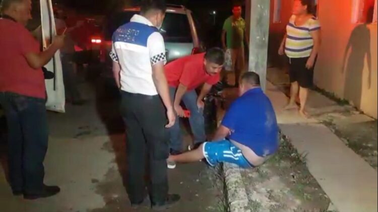 Empleado cae de motocicleta y se lesiona