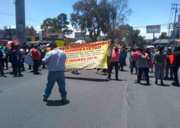 Comerciantes bloquean carreteras; quieren abrir negocios