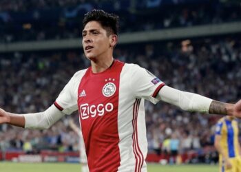Edson Álvarez presenta la nueva y espectacular playera del Ajax