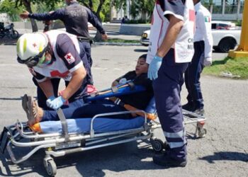 Mujer se lesiona en aparatoso choque