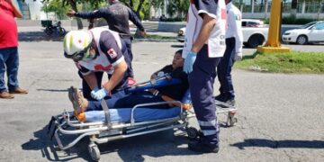 Mujer se lesiona en aparatoso choque