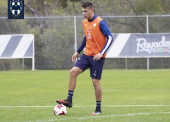 Valencia quiere comprar la mitad del pase de César Montes