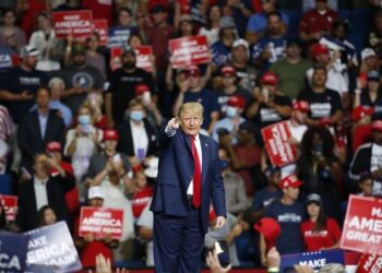 Con poca asistencia, Donald Trump reanuda actos de campaña