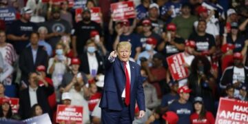 Con poca asistencia, Donald Trump reanuda actos de campaña