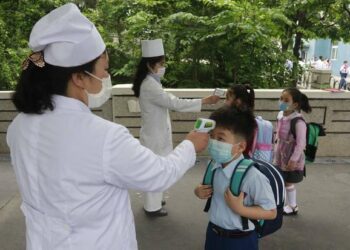 Corea del Sur reabre escuelas pese a repunte de casos COVID-19