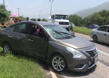 Se lesiona chofer al volcar su automóvil