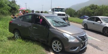 Se lesiona chofer al volcar su automóvil
