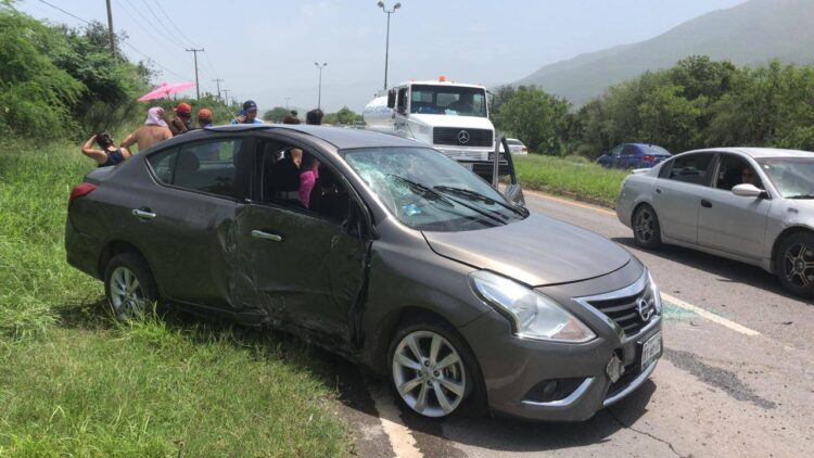 Se lesiona chofer al volcar su automóvil