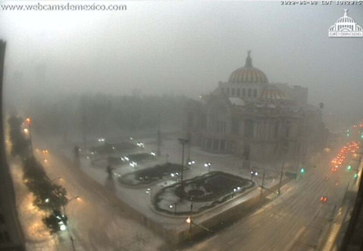 Intensa granizada y tormenta eléctrica azotan a CDMX
