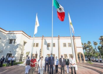 Participa sector Salud en Honores a Bandera