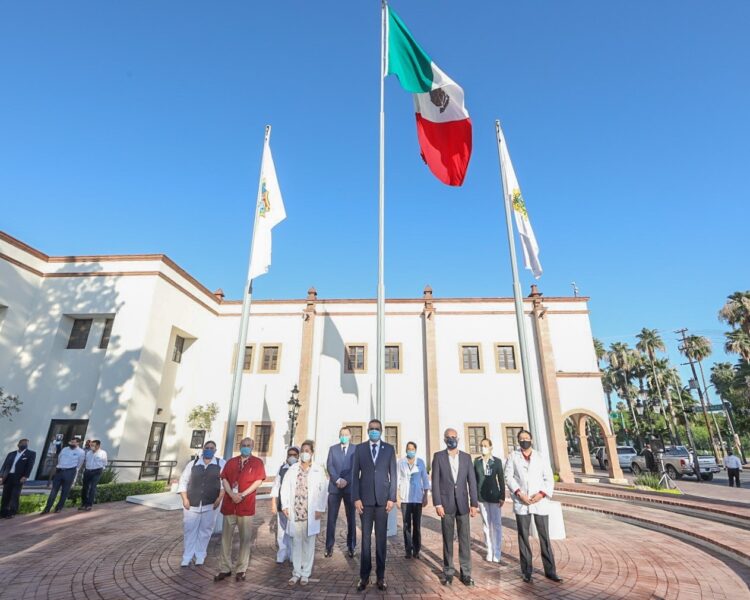 Participa sector Salud en Honores a Bandera