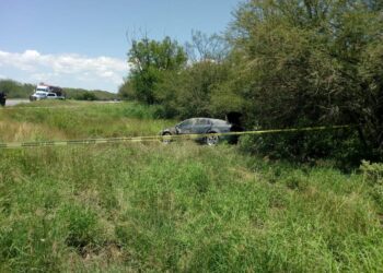 Muere joven al volcar automóvil