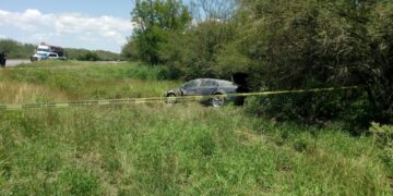 Muere joven al volcar automóvil