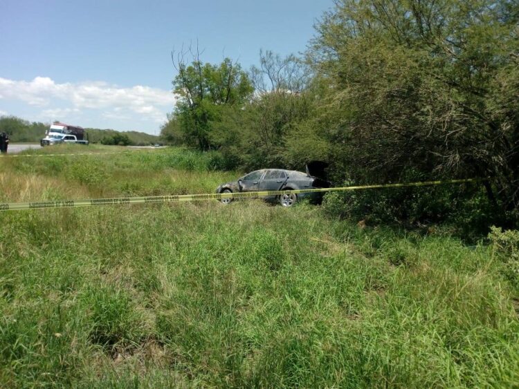 Muere joven al volcar automóvil