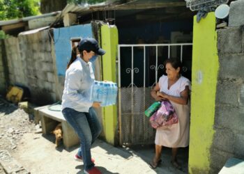 Llevan despensas a familias afectadas por COVID-19 en  Victoria