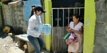 Llevan despensas a familias afectadas por COVID-19 en  Victoria