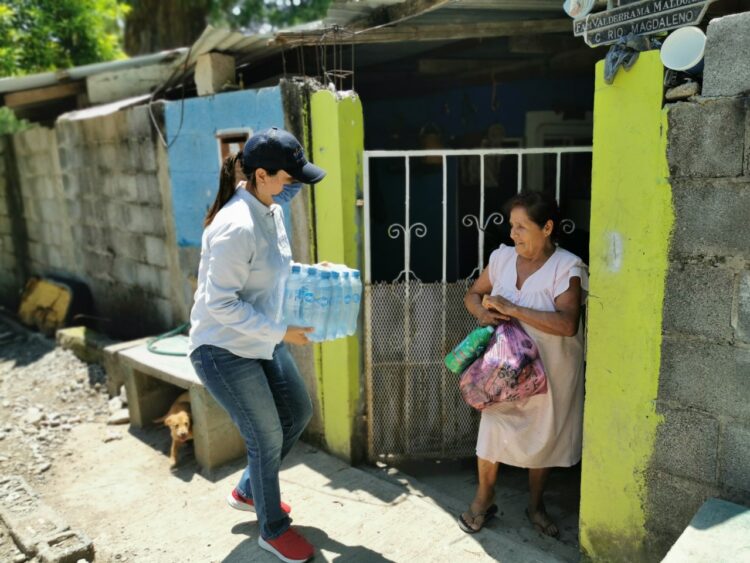 Llevan despensas a familias afectadas por COVID-19 en Victoria