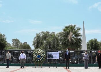 Rinden Rivas y autoridades de educación homenaje a Felguérez