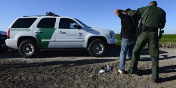 Descubren indocumentados muerto y rescatan a otro