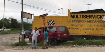 Camioneta se estrella en taller mecánico